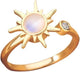Anillo dorado Sabi Equilibrio con diseño de sol, piedra central nacarada y brillante pequeño