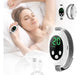 Mujer descansando con reloj neurocontrol para ansiedad y sueño, dispositivo Sabi Equilibrio, pantalla digital y cable USB.