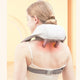 Mujer usando masajeador de cuello y hombros Sabi Equilibrio en ambiente claro