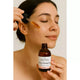 Mujer aplicando aceite de rosa mosqueta en el rostro, producto cuidado facial Sabi Equilibrio